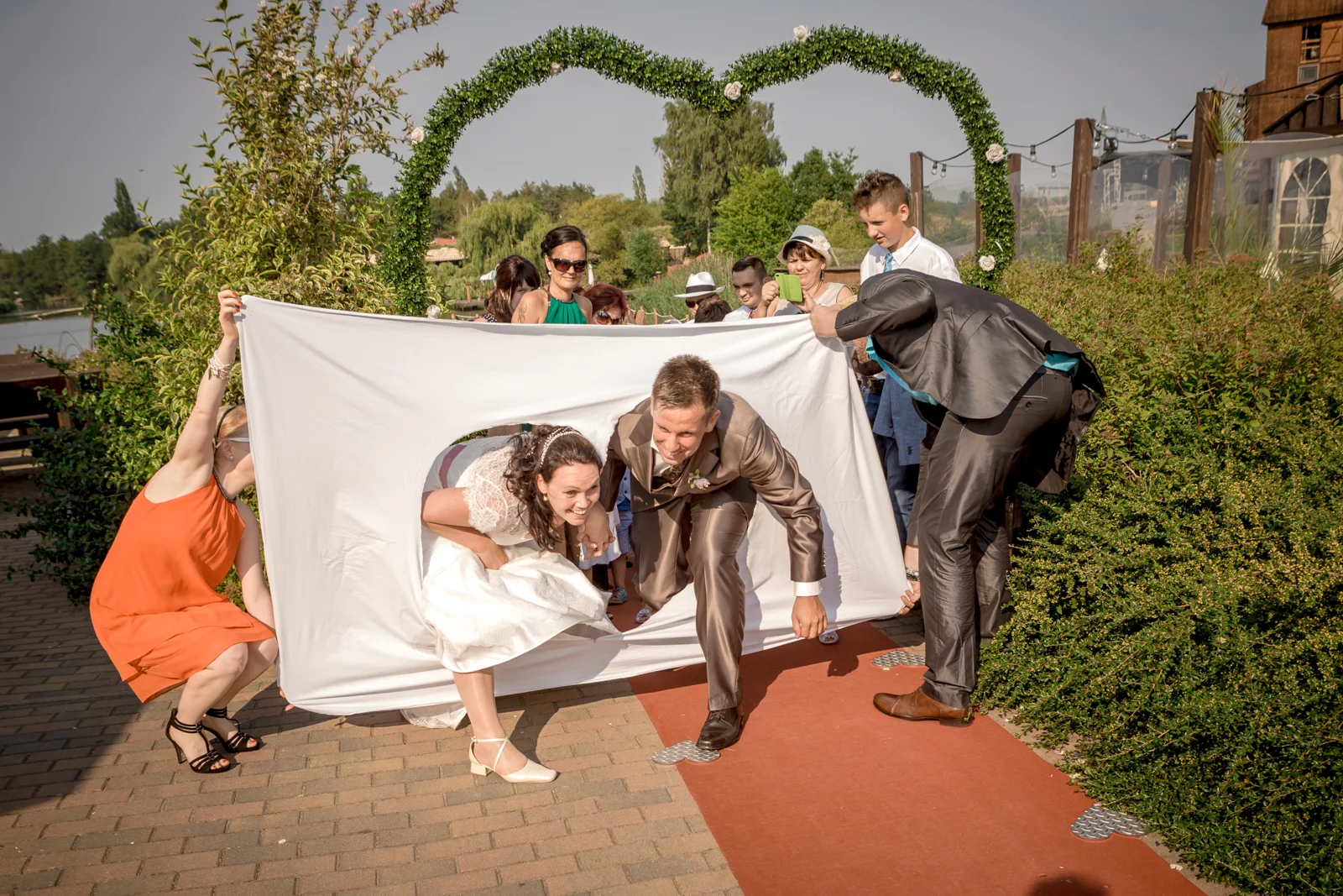 Steve trägt Nadja durch das ausgeschnittene Herz – Hochzeit von Nadja und Steve in Elbe-Parey