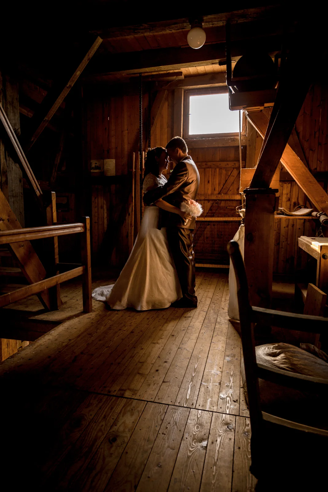 Paarshooting im Inneren der Mühle – Hochzeit von Nadja und Steve in Elbe-Parey