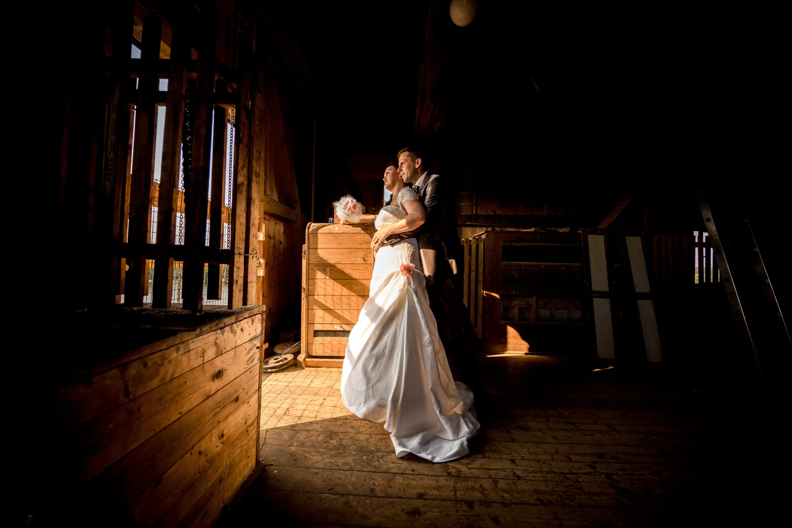 Nadja im Licht am Mühlenfenster – Hochzeit von Nadja und Steve in Elbe-Parey