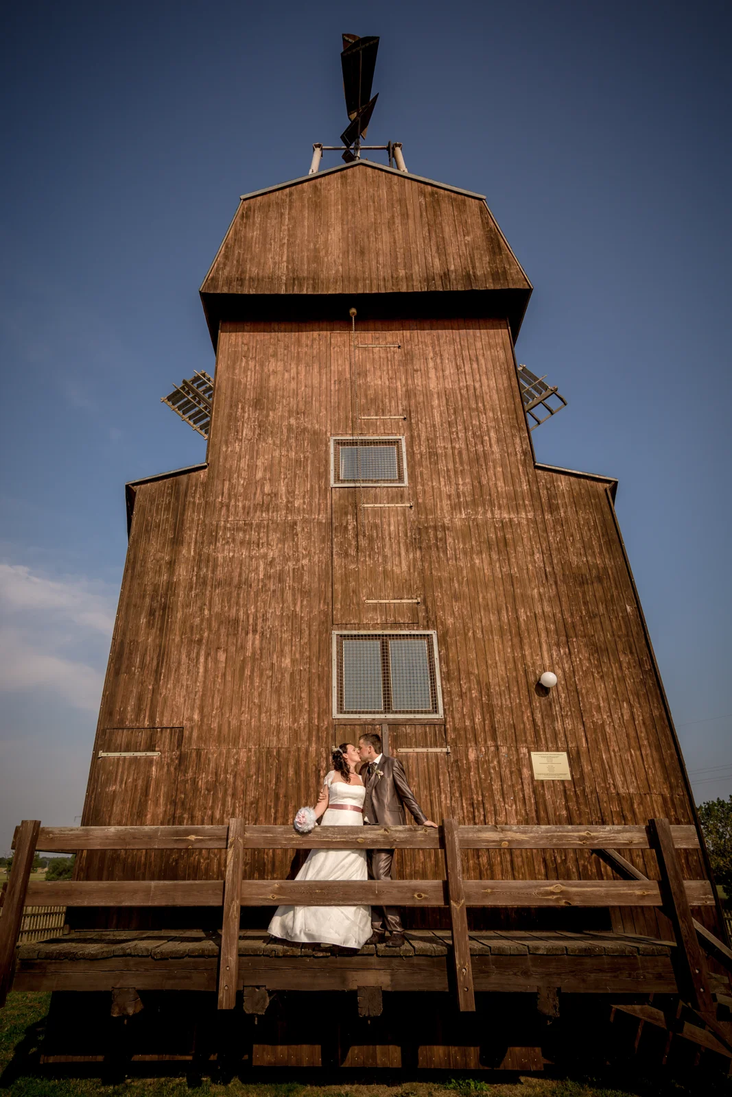 Zu zweit vor der Windmühle – Hochzeit von Nadja und Steve in Elbe-Parey