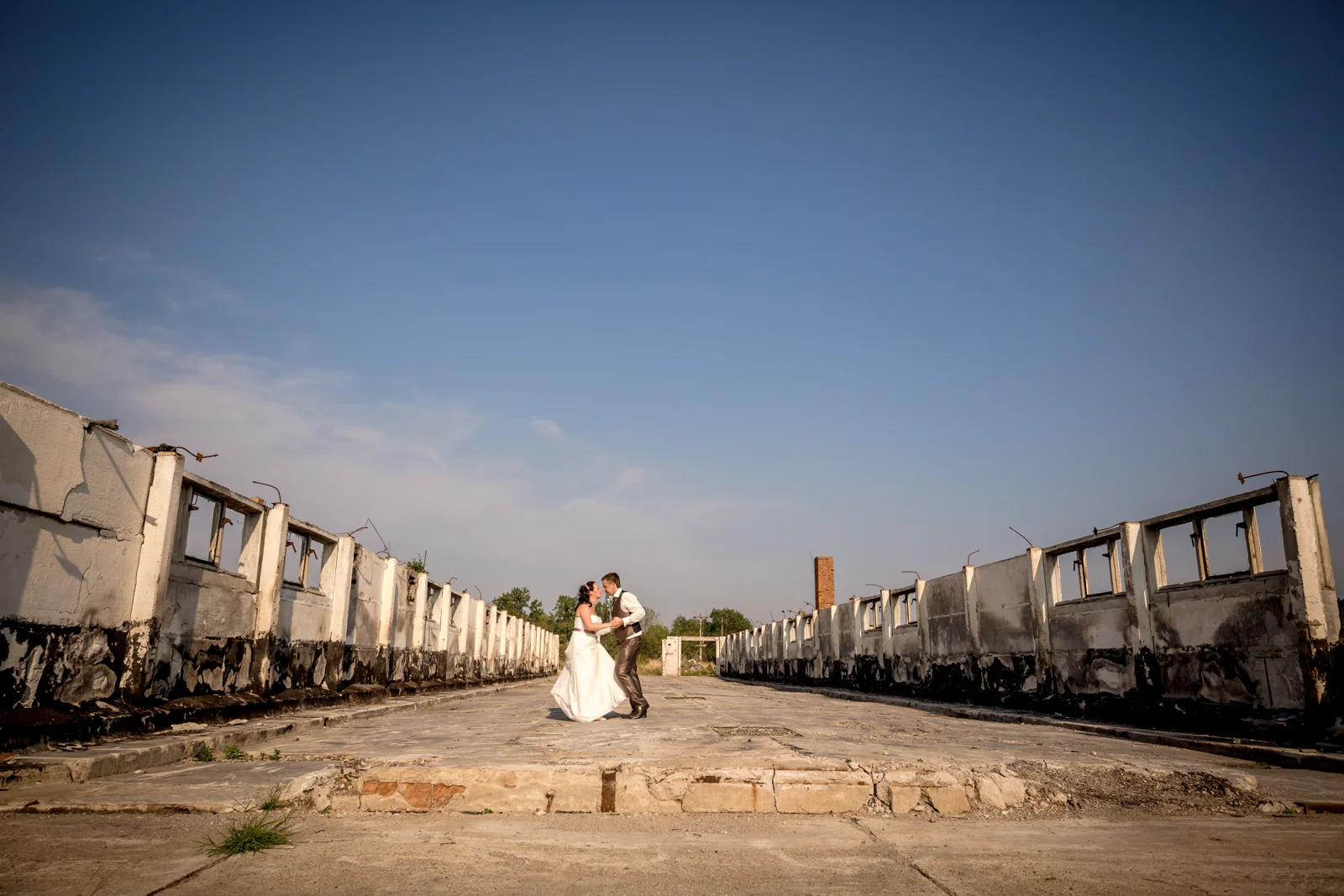 Spontane Paarfotos zwischen den alten Mauern – Hochzeit von Nadja und Steve in Elbe-Parey