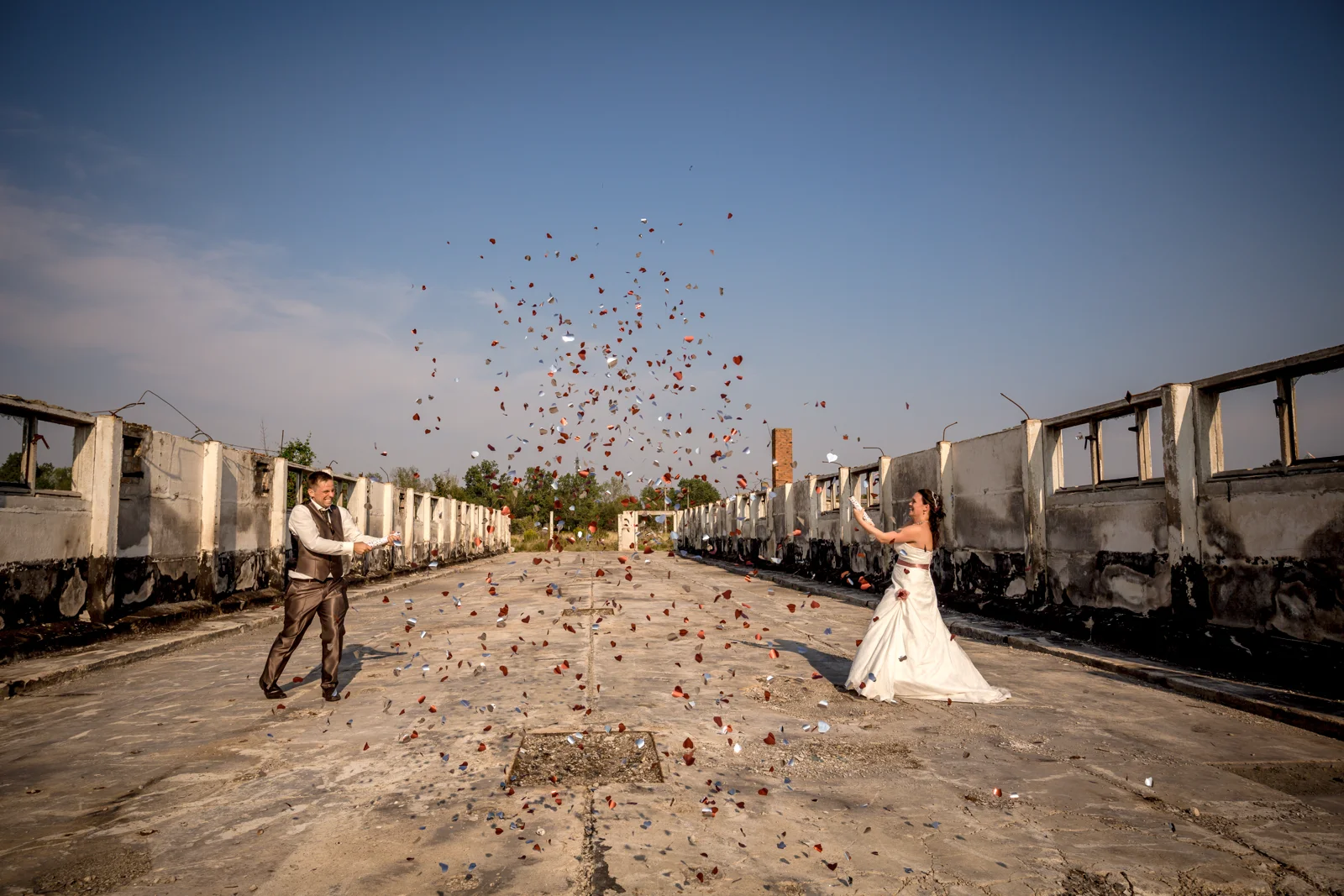 Ein ausgelassener Moment unter freiem Himmel – Hochzeit von Nadja und Steve in Elbe-Parey