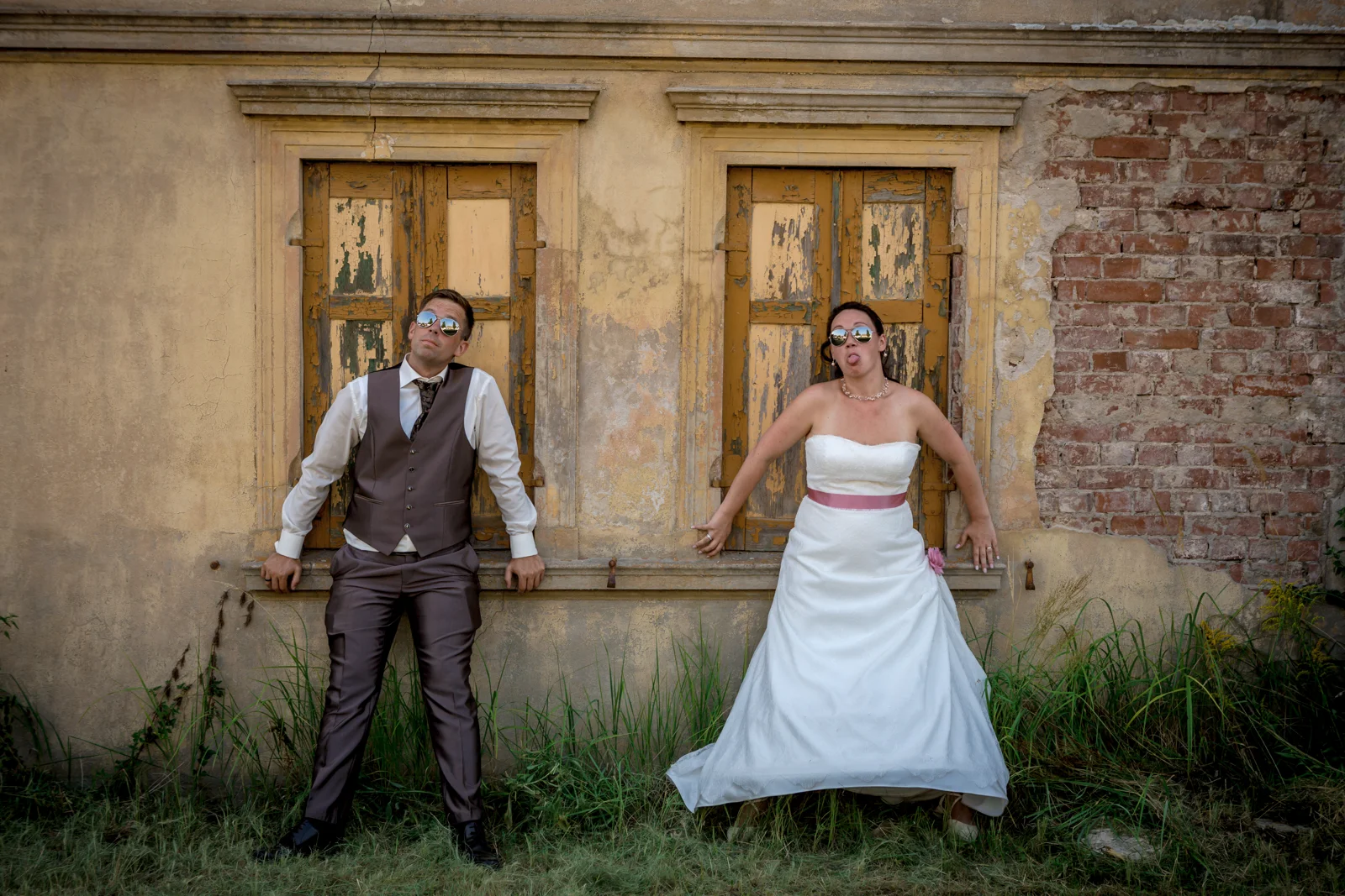 Gemeinsam vor der verwitterten Fassade – Hochzeit von Nadja und Steve in Elbe-Parey