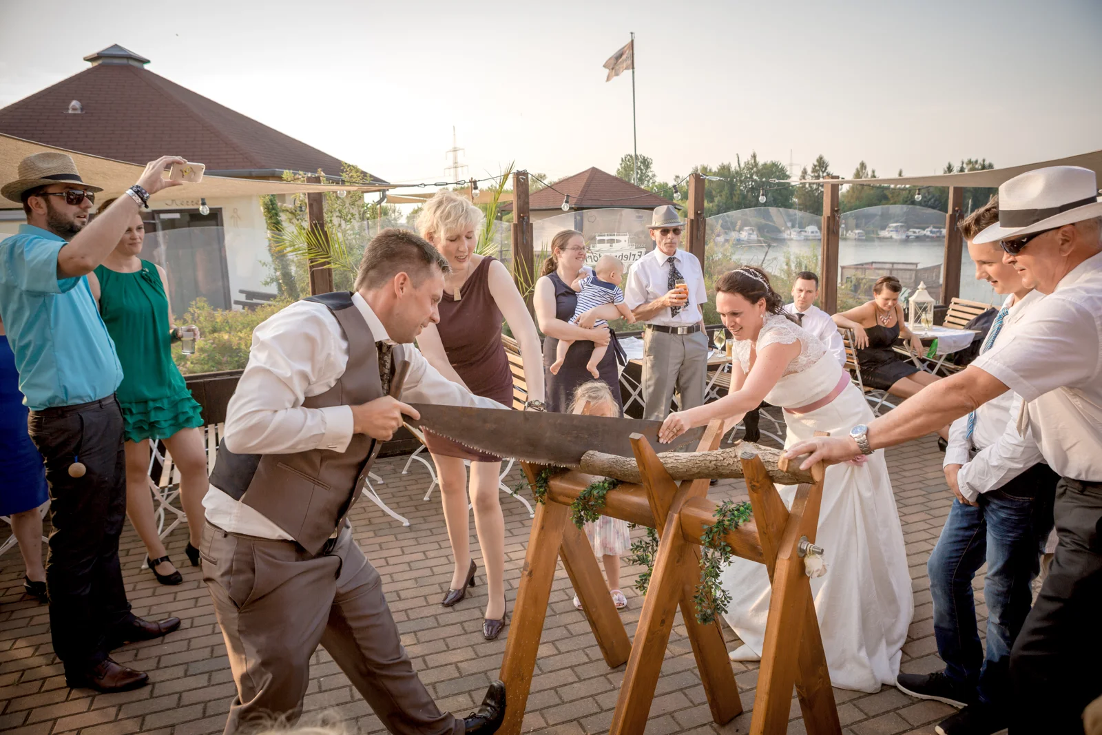 Gemeinsam den Baumstamm durchsägen – Hochzeit von Nadja und Steve in Elbe-Parey