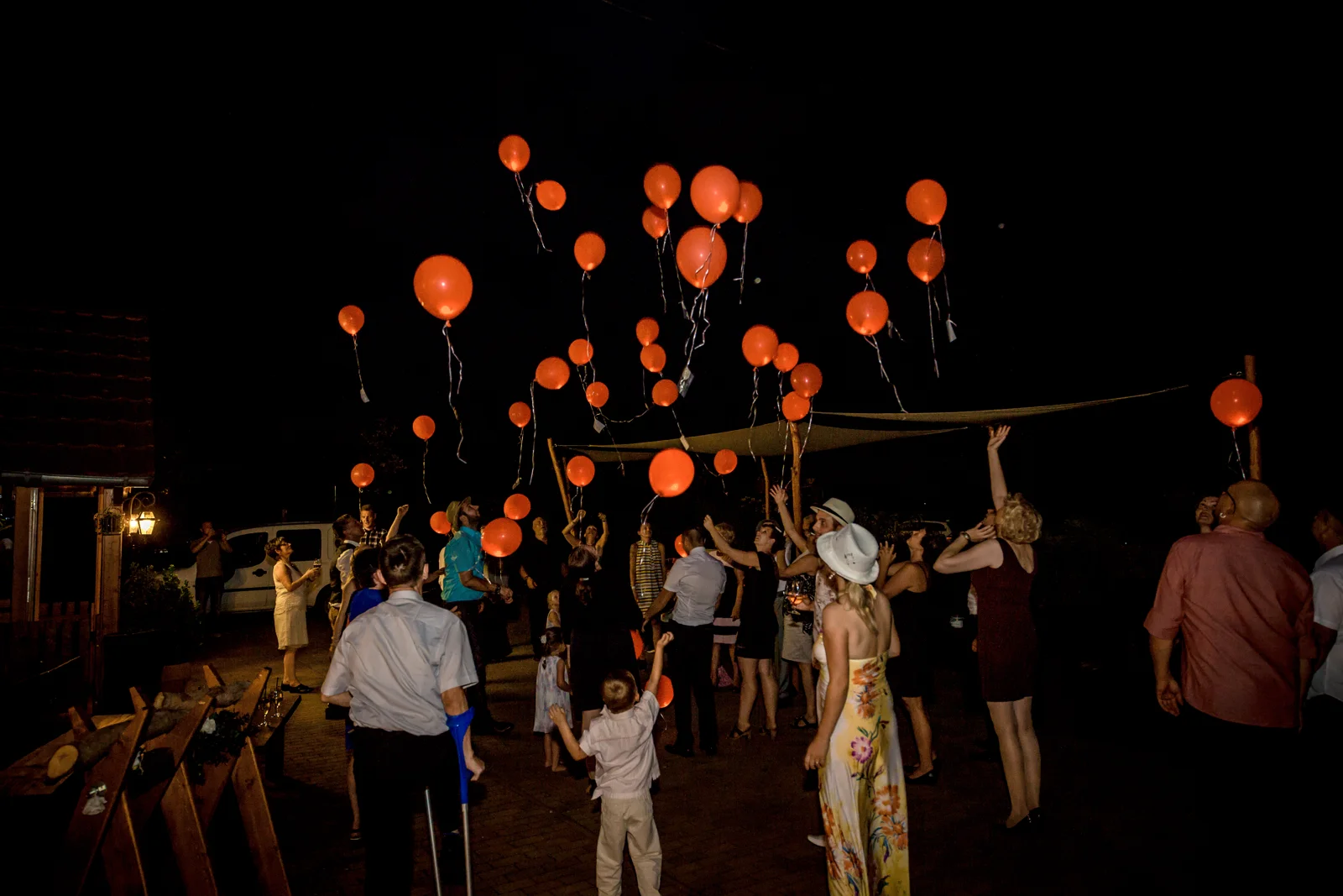 Luftballons mit Wünschen im Abendhimmel – Hochzeit von Nadja und Steve in Elbe-Parey