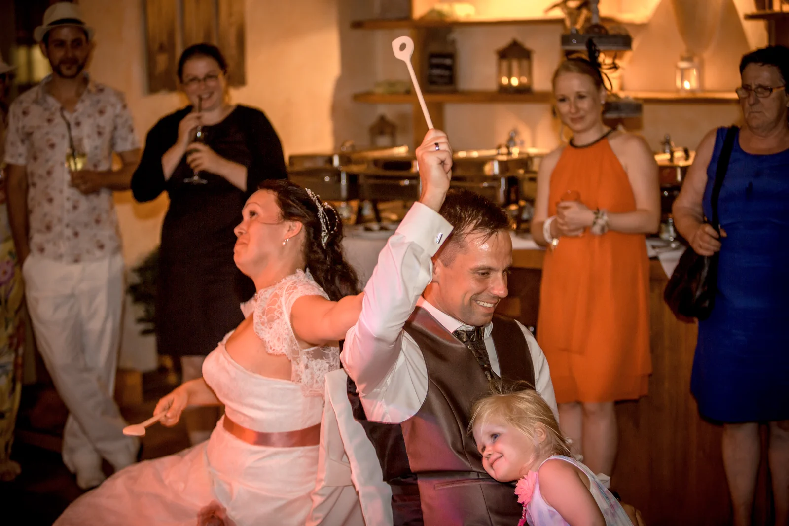 Ein Spiel während der Hochzeitsfeier – Hochzeit von Nadja und Steve in Elbe-Parey