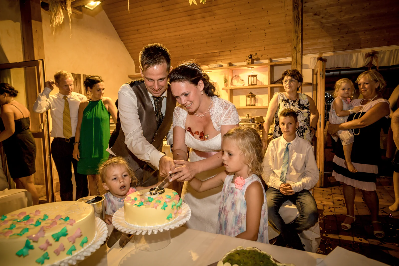 Gemeinsam die Hochzeitstorte anschneiden – Hochzeit von Nadja und Steve in Elbe-Parey
