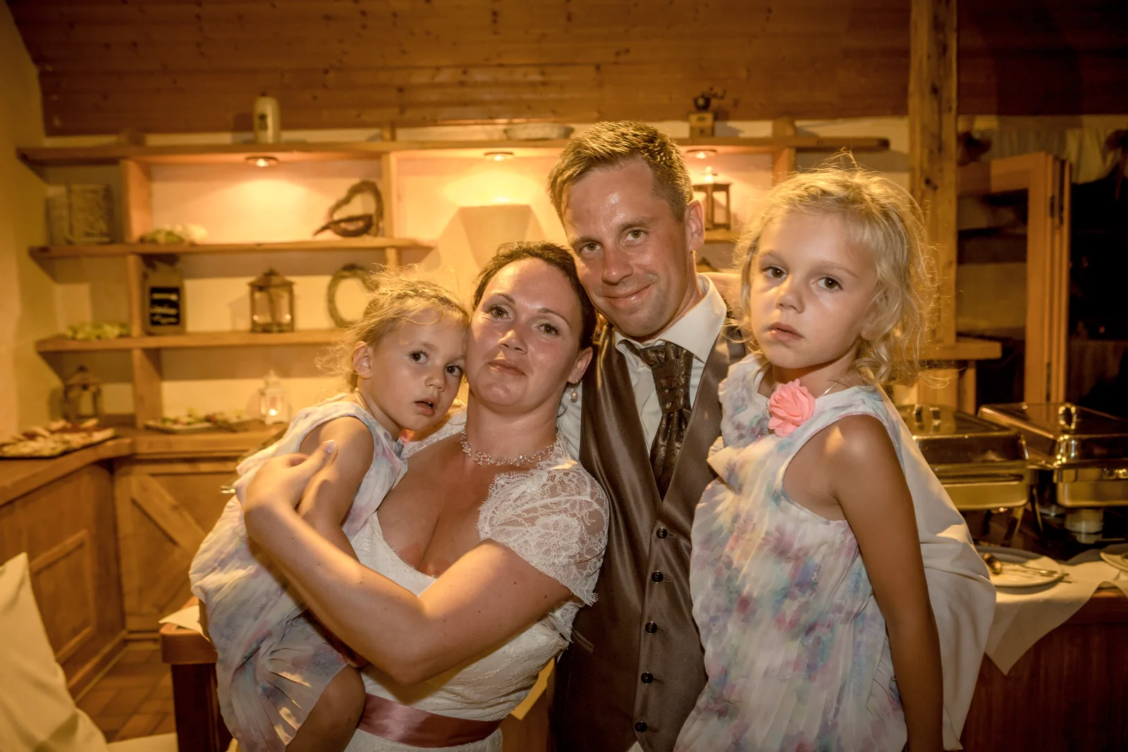Ein gemeinsames Erinnerungsbild zum Abschluss – Hochzeit von Nadja und Steve in Elbe-Parey
