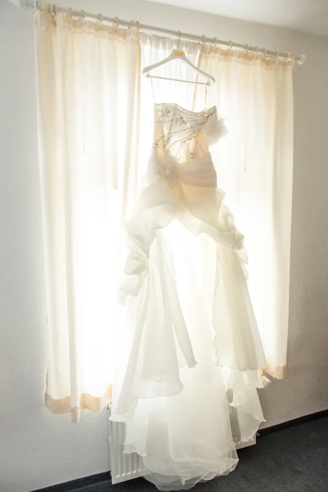 Das Brautkleid wartet am Fenster – Hochzeitsreportage von Maik und Doreen