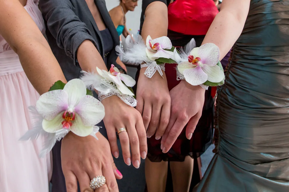 Orchideen als Blumenschmuck an den Handgelenken – Hochzeitsreportage von Maik und Doreen