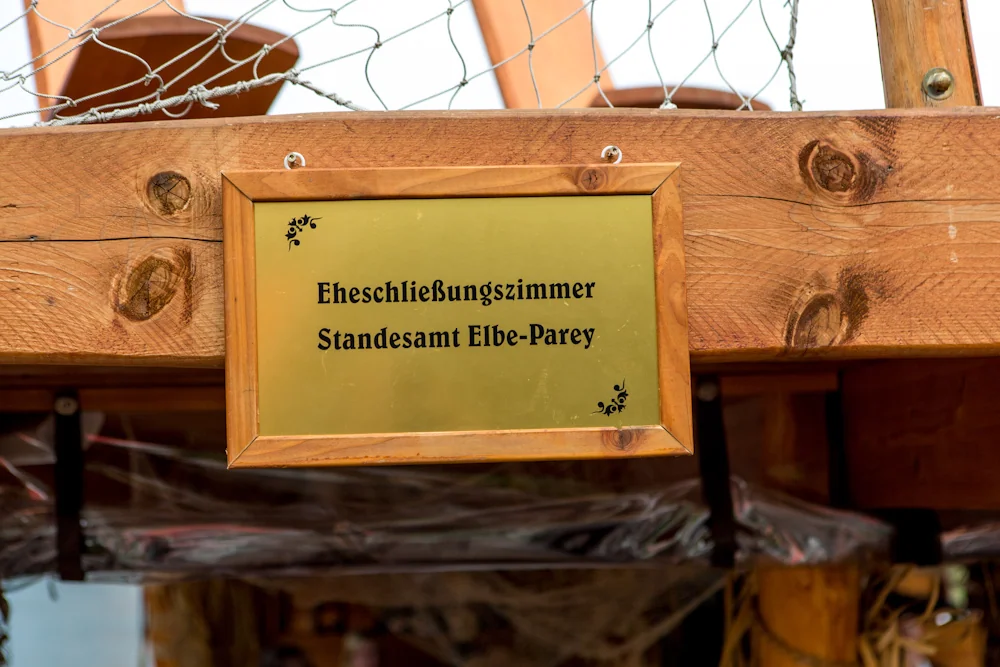 Das Mühlenfloß als Eheschließungszimmer des Standesamts Elbe-Parey – Hochzeitsreportage von Maik und Doreen