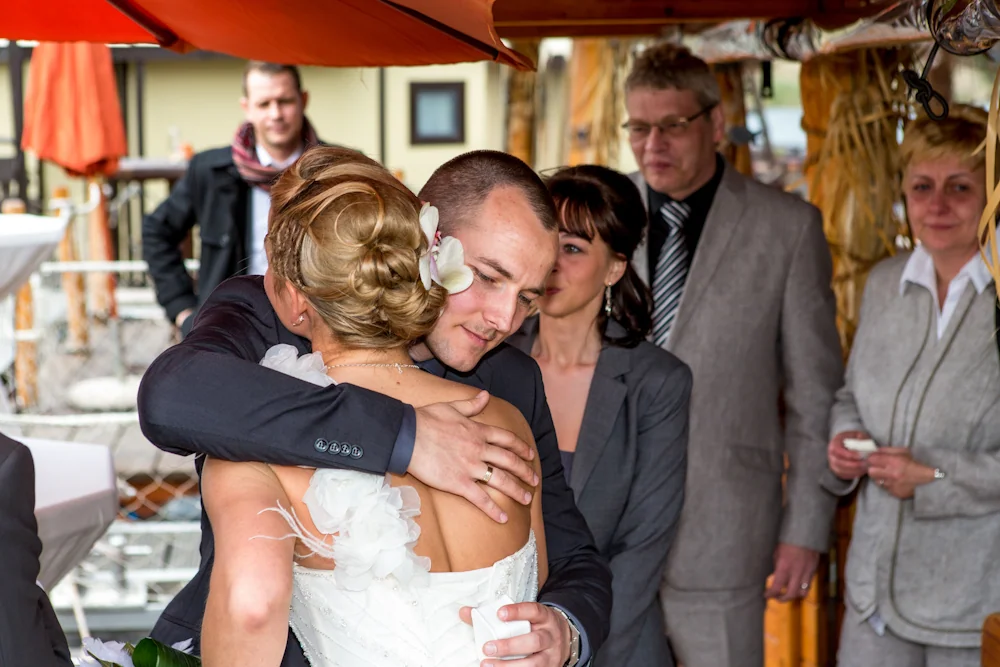 Eine herzliche Umarmung nach der Trauung – Hochzeitsreportage von Maik und Doreen