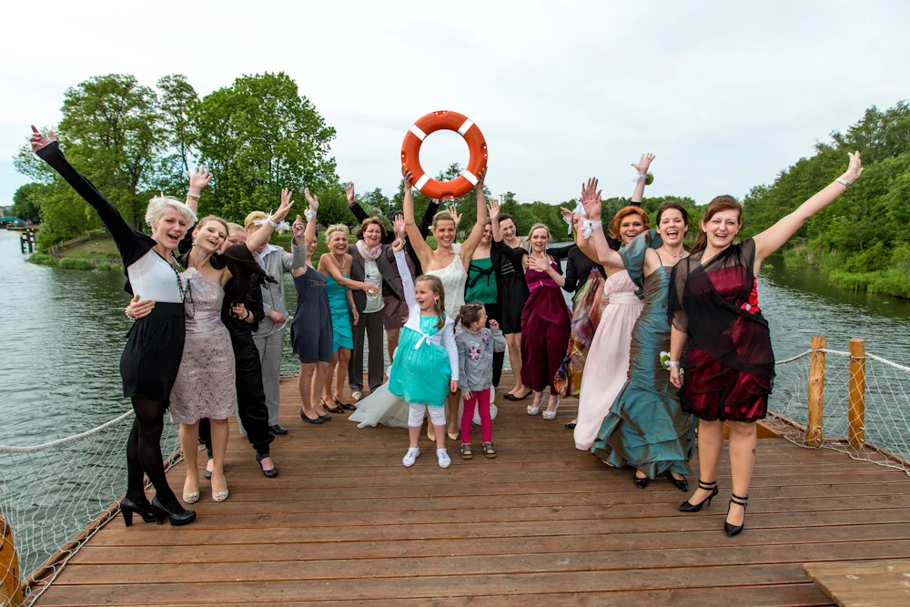 Fröhliches Gruppenbild mit den Begleiterinnen an Bord – Hochzeitsreportage von Maik und Doreen