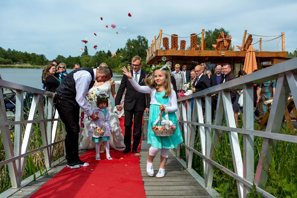 Blütenblätter begleiten den Weg vom Floß – Hochzeitsreportage von Maik und Doreen