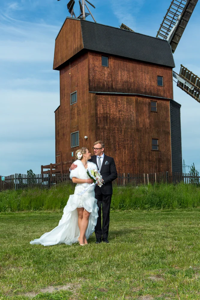 Das Brautpaar vor der Windmühle in Elbe-Parey – Hochzeitsreportage von Maik und Doreen