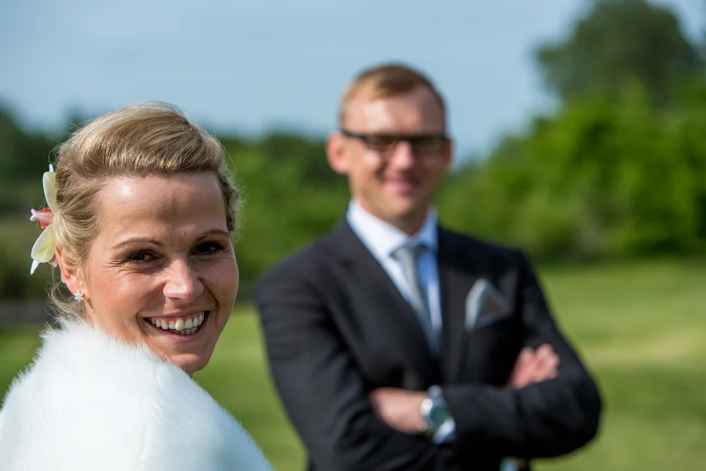 Doreen lächelt beim Paarshooting – Hochzeitsreportage von Maik und Doreen