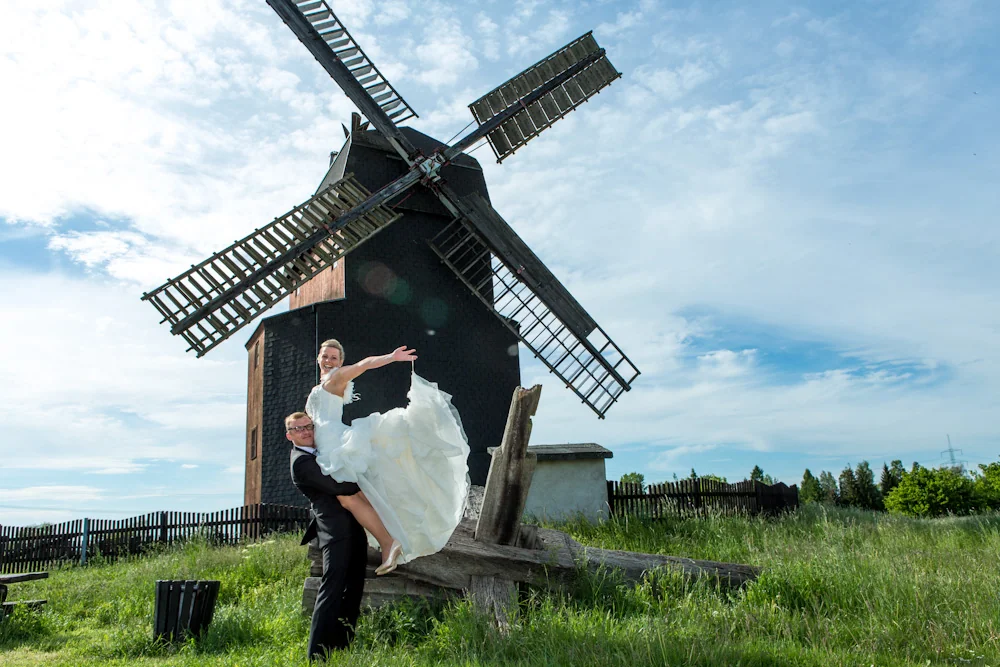 Maik trägt Doreen vor der Mühle – Hochzeitsreportage von Maik und Doreen