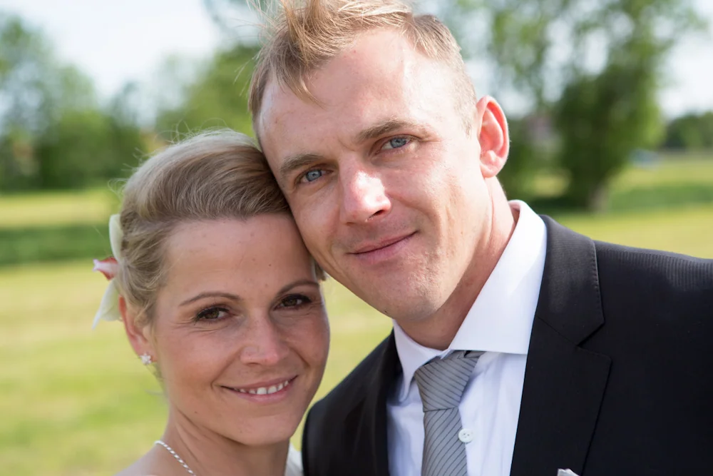 Ein vertrautes Paarportrait im Grünen – Hochzeitsreportage von Maik und Doreen