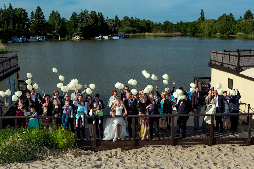 Luftballons steigen über der Hochzeitsgesellschaft auf – Hochzeitsreportage von Maik und Doreen