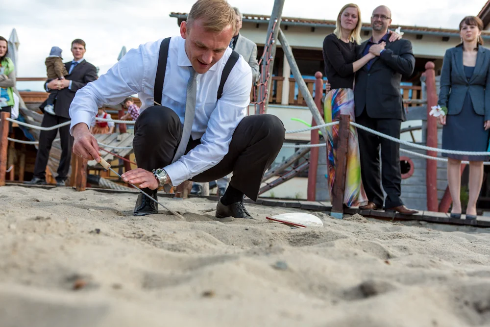 Maik bei einem Hochzeitsspiel im Sand – Hochzeitsreportage von Maik und Doreen