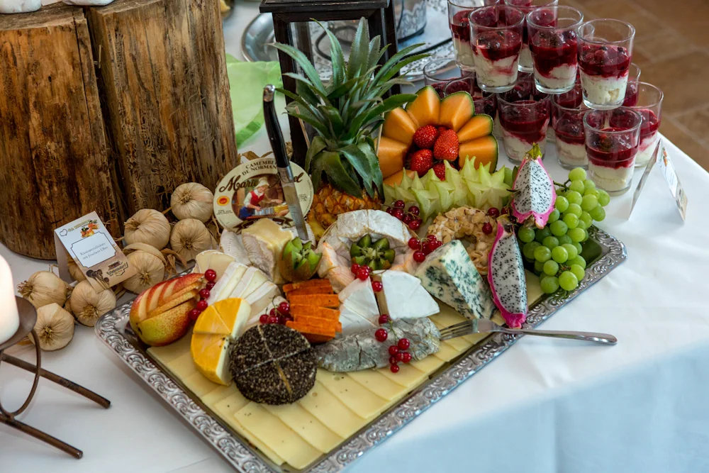 Das festliche Buffet bei der Hochzeitsfeier – Hochzeitsreportage von Maik und Doreen