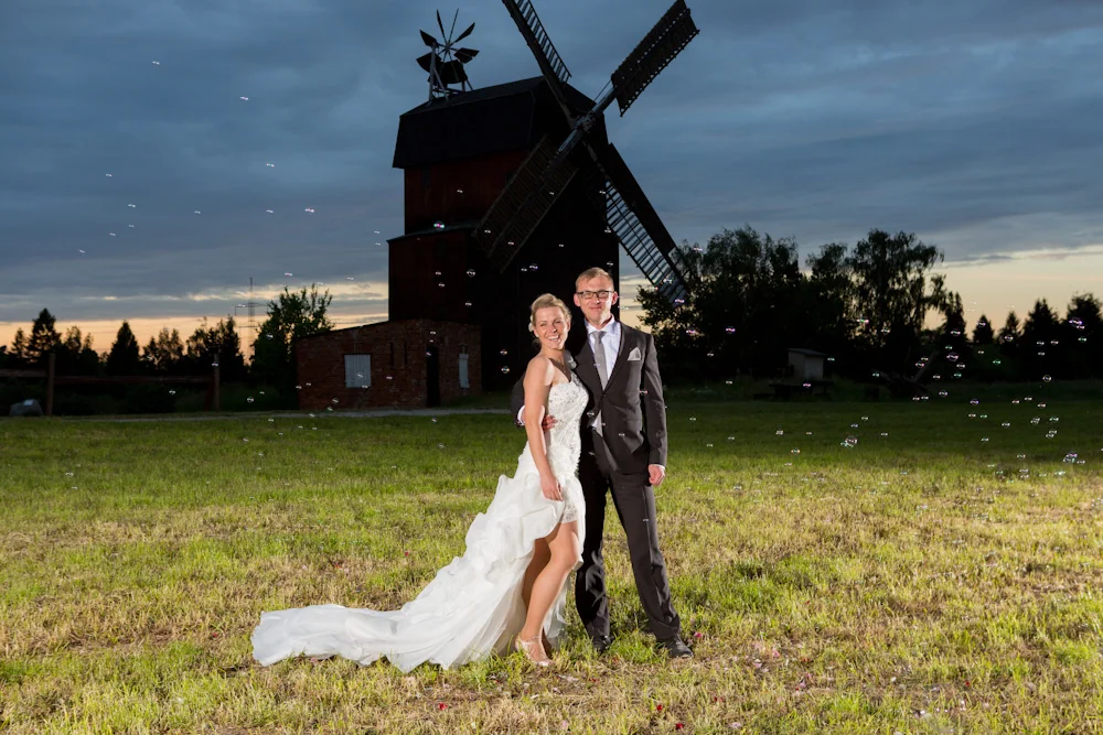Das Brautpaar vor der Mühle im Abendlicht – Hochzeitsreportage von Maik und Doreen