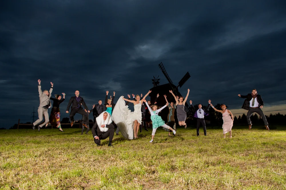 Ein ausgelassenes Gruppenbild am Abend – Hochzeitsreportage von Maik und Doreen