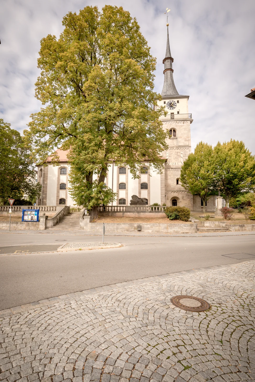 Vor der Kilianskirche – Hochzeit von Daniel und Katharina in Emskirchen – Schloss Brunn