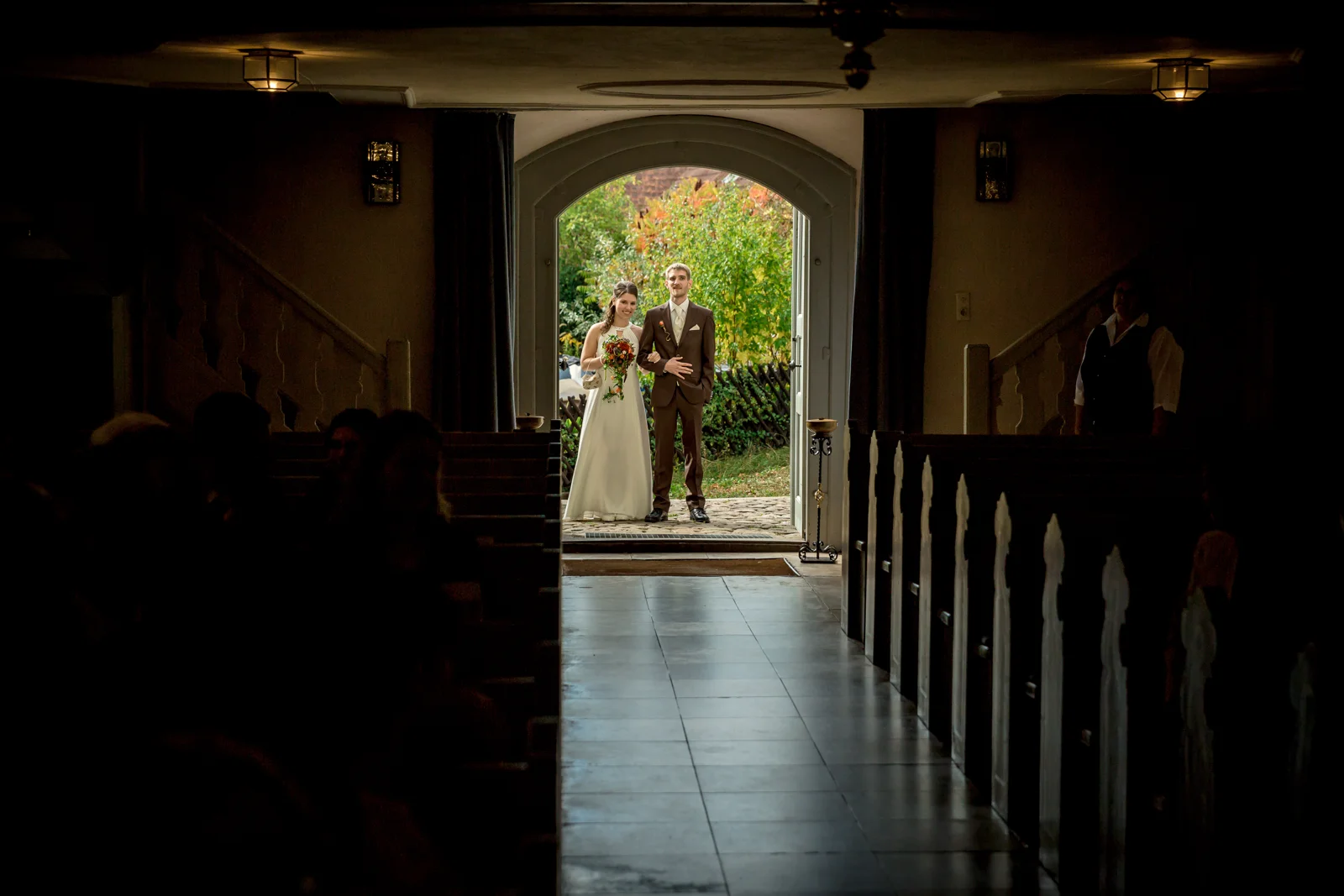 Daniel wartet am Eingang der Kirche – Hochzeit von Daniel und Katharina in Emskirchen – Schloss Brunn