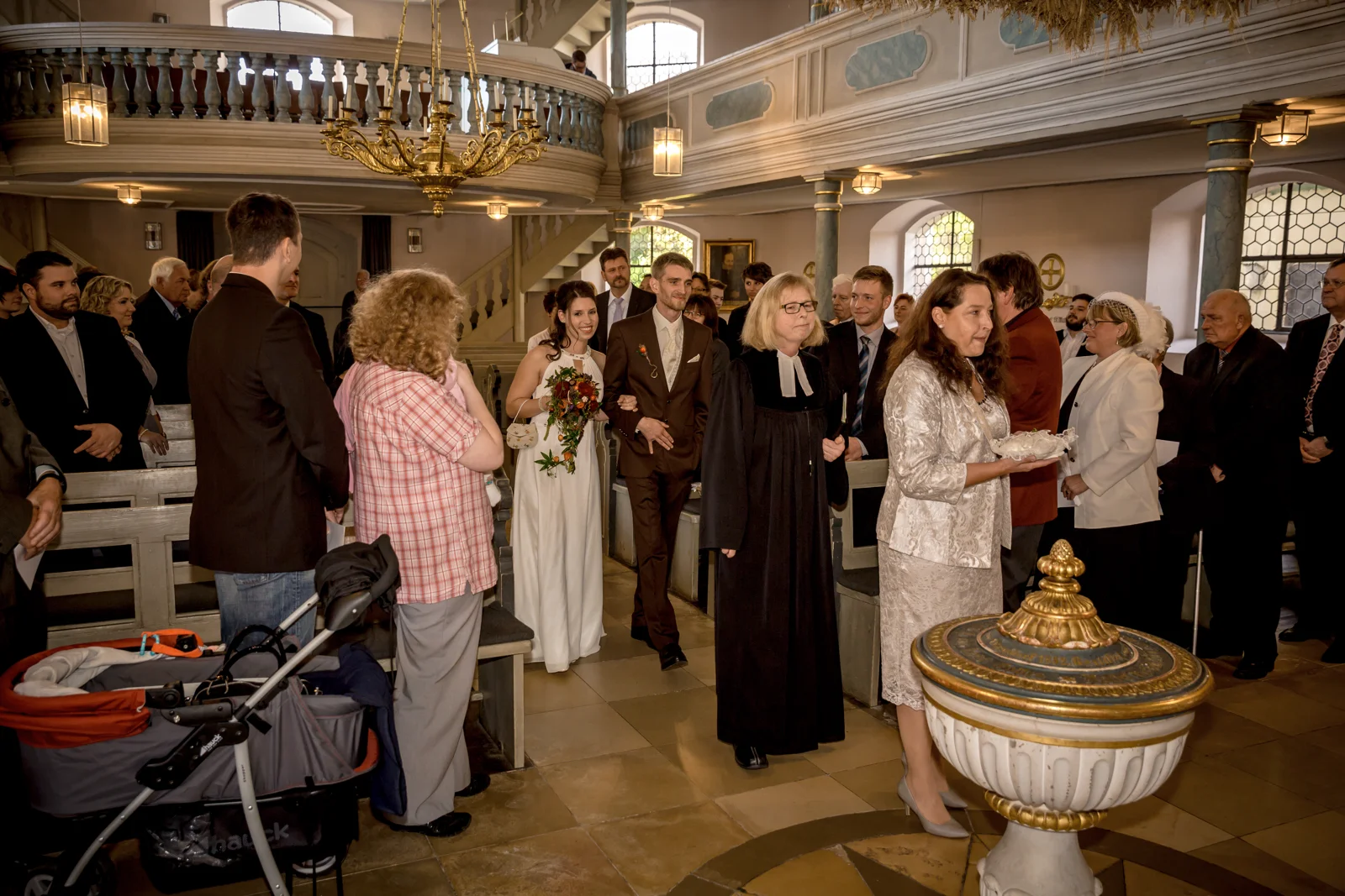 Einzug zur kirchlichen Trauung – Hochzeit von Daniel und Katharina in Emskirchen – Schloss Brunn