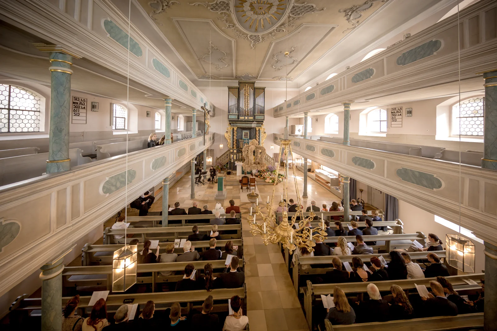 Die Hochzeitsgesellschaft in der Kilianskirche – Hochzeit von Daniel und Katharina in Emskirchen – Schloss Brunn