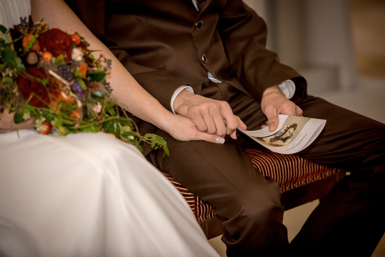 Hand in Hand während der Trauung – Hochzeit von Daniel und Katharina in Emskirchen – Schloss Brunn