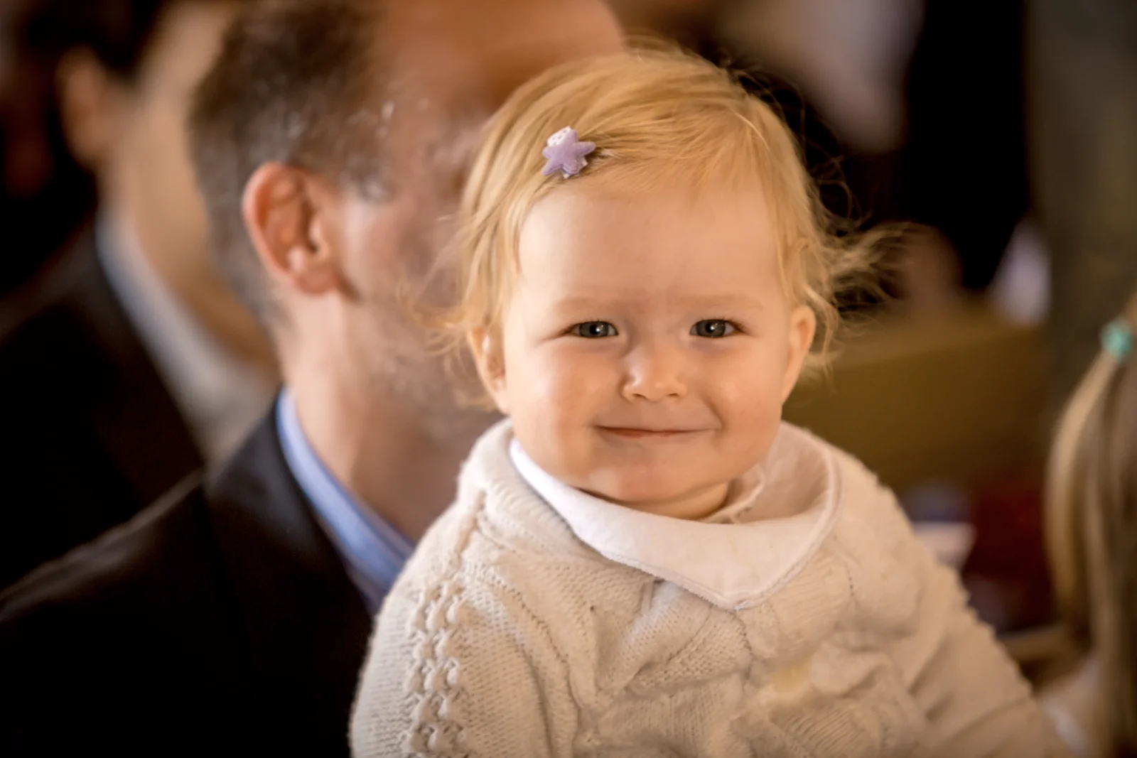 Ein fröhlicher Blick während der Zeremonie – Hochzeit von Daniel und Katharina in Emskirchen – Schloss Brunn