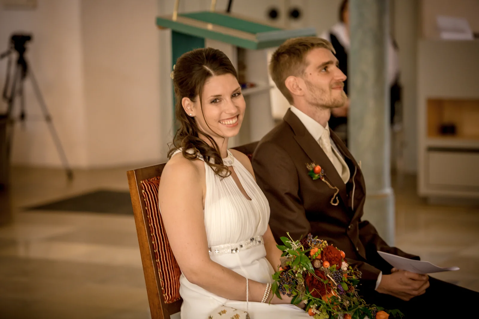 Katharina lächelt während der Trauung – Hochzeit von Daniel und Katharina in Emskirchen – Schloss Brunn