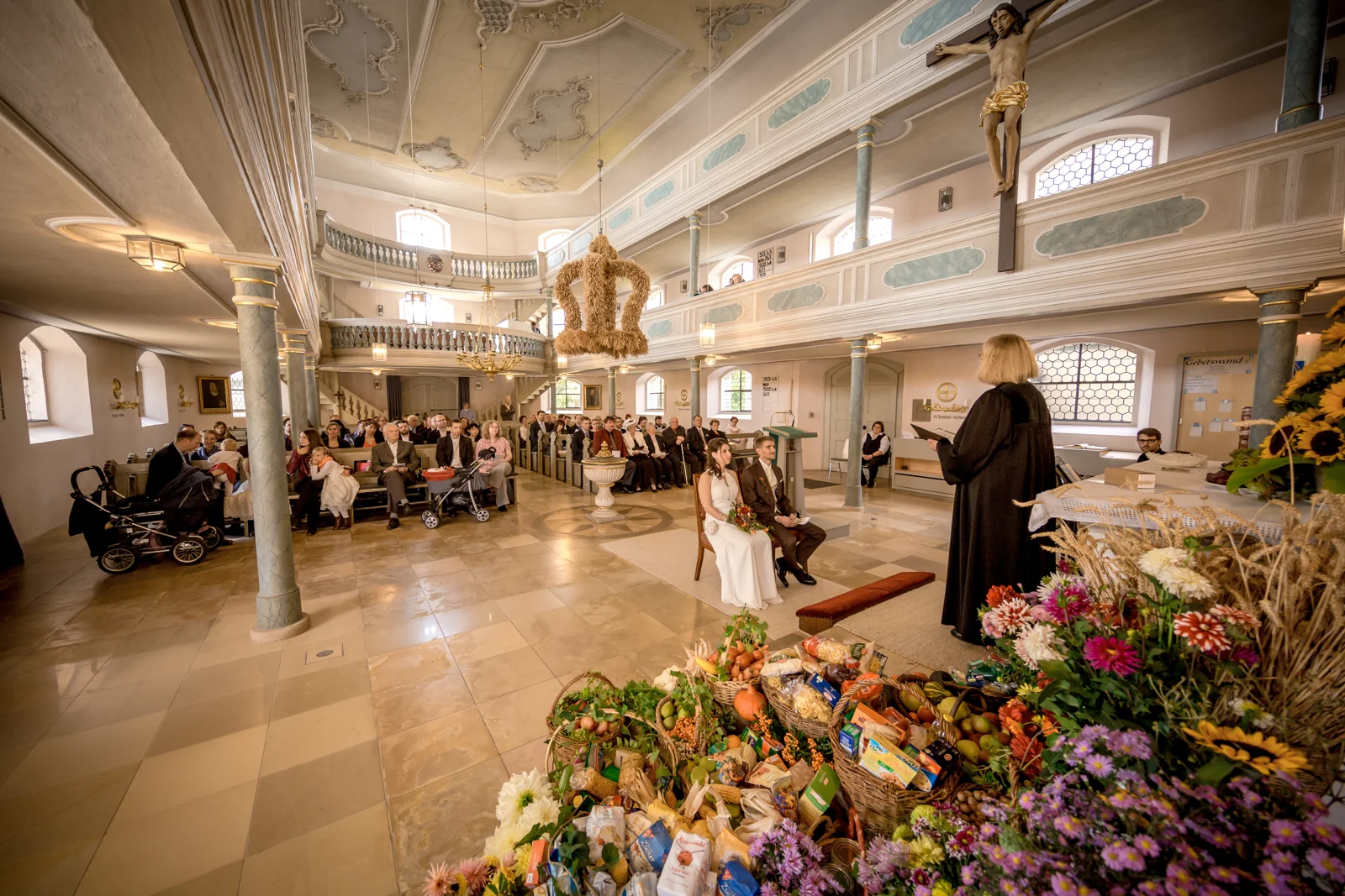 Die Pfarrerin begleitet die Trauung – Hochzeit von Daniel und Katharina in Emskirchen – Schloss Brunn
