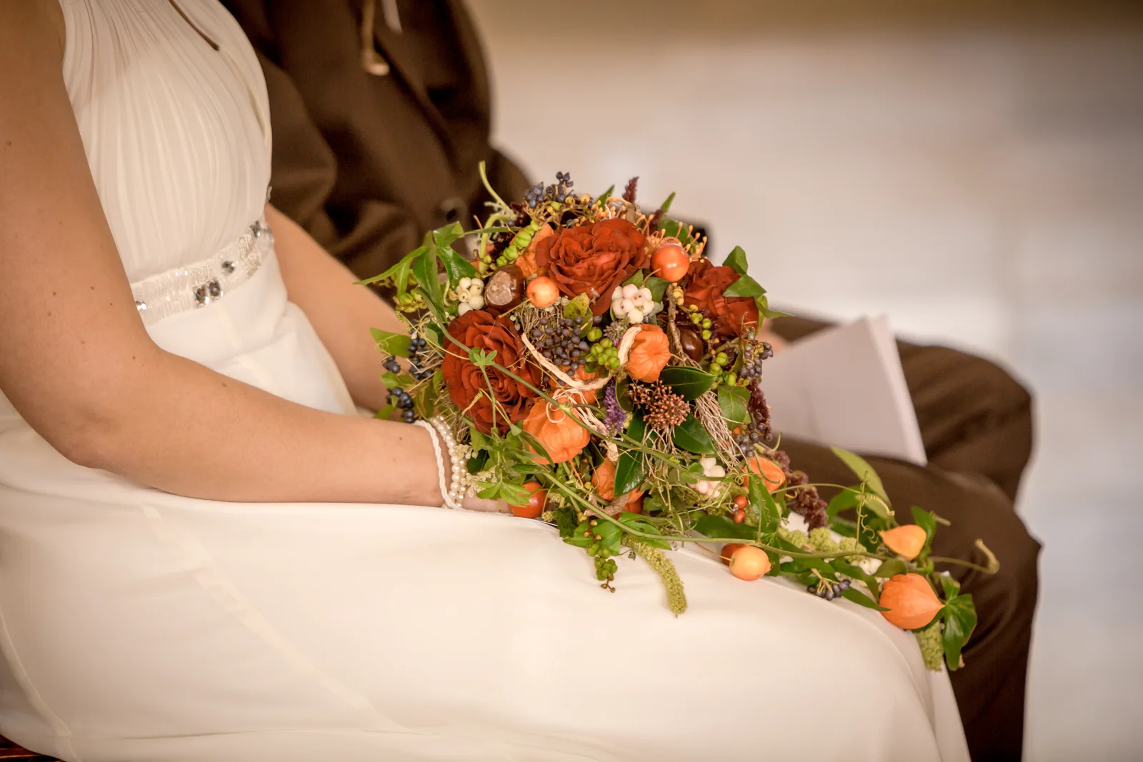 Der Brautstrauß mit warmen Herbstfarben – Hochzeit von Daniel und Katharina in Emskirchen – Schloss Brunn