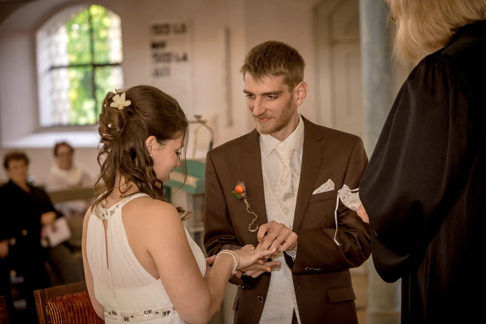 Daniel steckt Katharina den Ehering an – Hochzeit von Daniel und Katharina in Emskirchen – Schloss Brunn