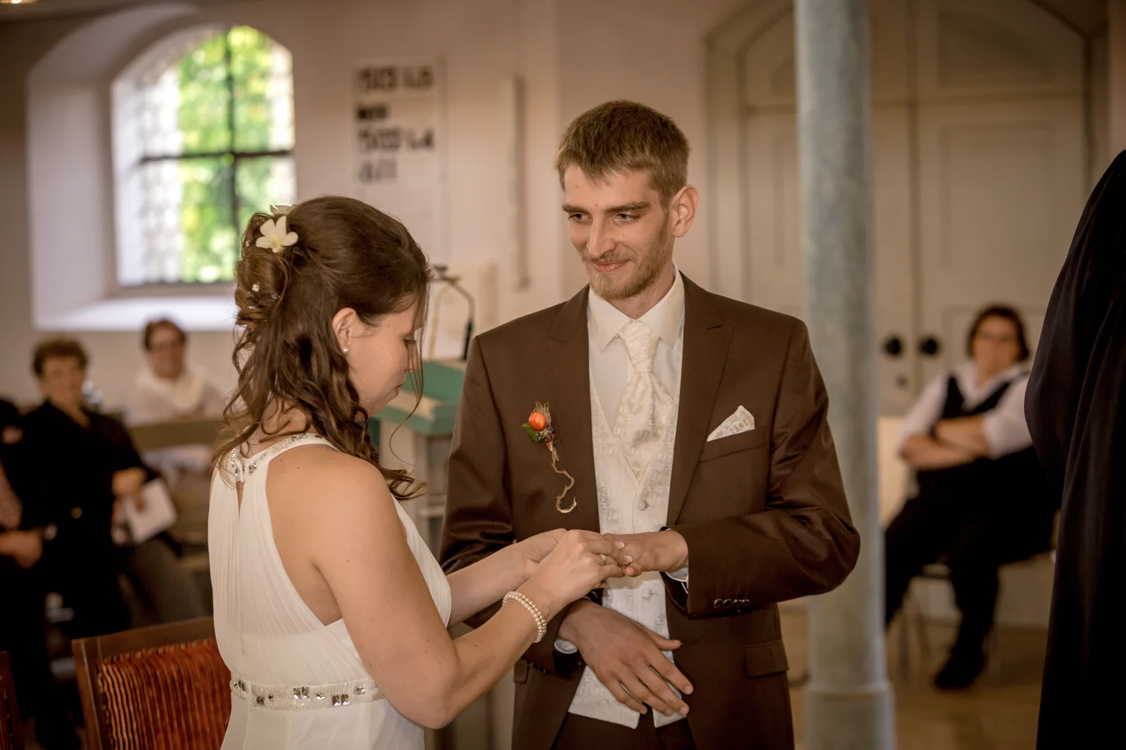 Katharina steckt Daniel den Ehering an – Hochzeit von Daniel und Katharina in Emskirchen – Schloss Brunn
