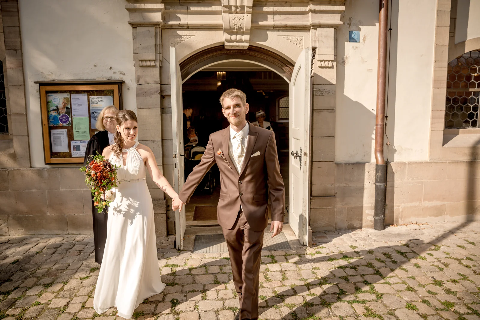 Auszug aus der Kilianskirche – Hochzeit von Daniel und Katharina in Emskirchen – Schloss Brunn