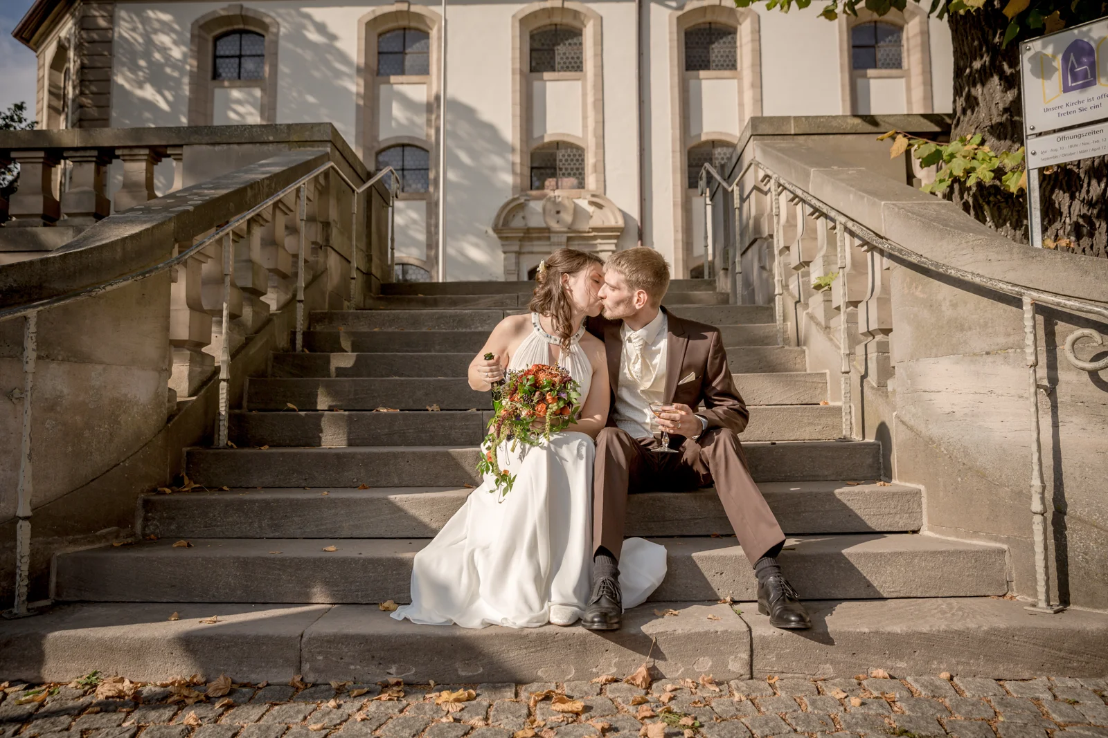 Zu zweit auf der Schlosstreppe – Hochzeit von Daniel und Katharina in Emskirchen – Schloss Brunn