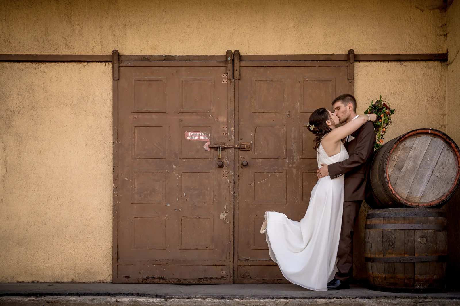 Ein Kuss neben den alten Holzfässern – Hochzeit von Daniel und Katharina in Emskirchen – Schloss Brunn