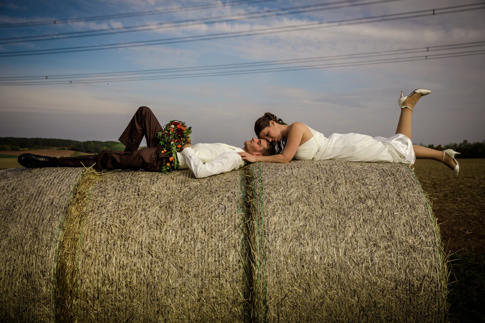 Eine kleine Pause auf dem Strohballen – Hochzeit von Daniel und Katharina in Emskirchen – Schloss Brunn