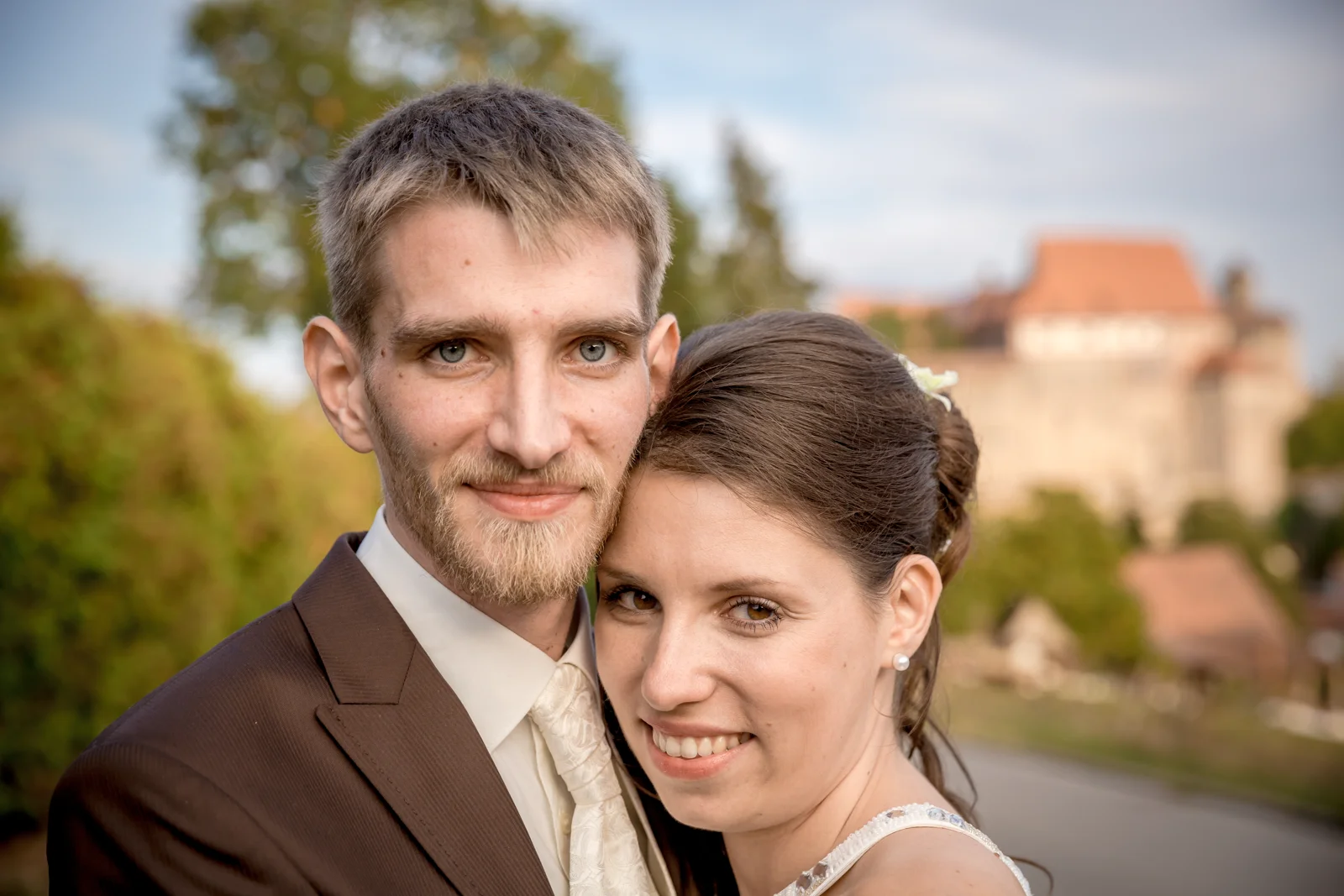 Ein gemeinsames Portrait beim Paarshooting – Hochzeit von Daniel und Katharina in Emskirchen – Schloss Brunn