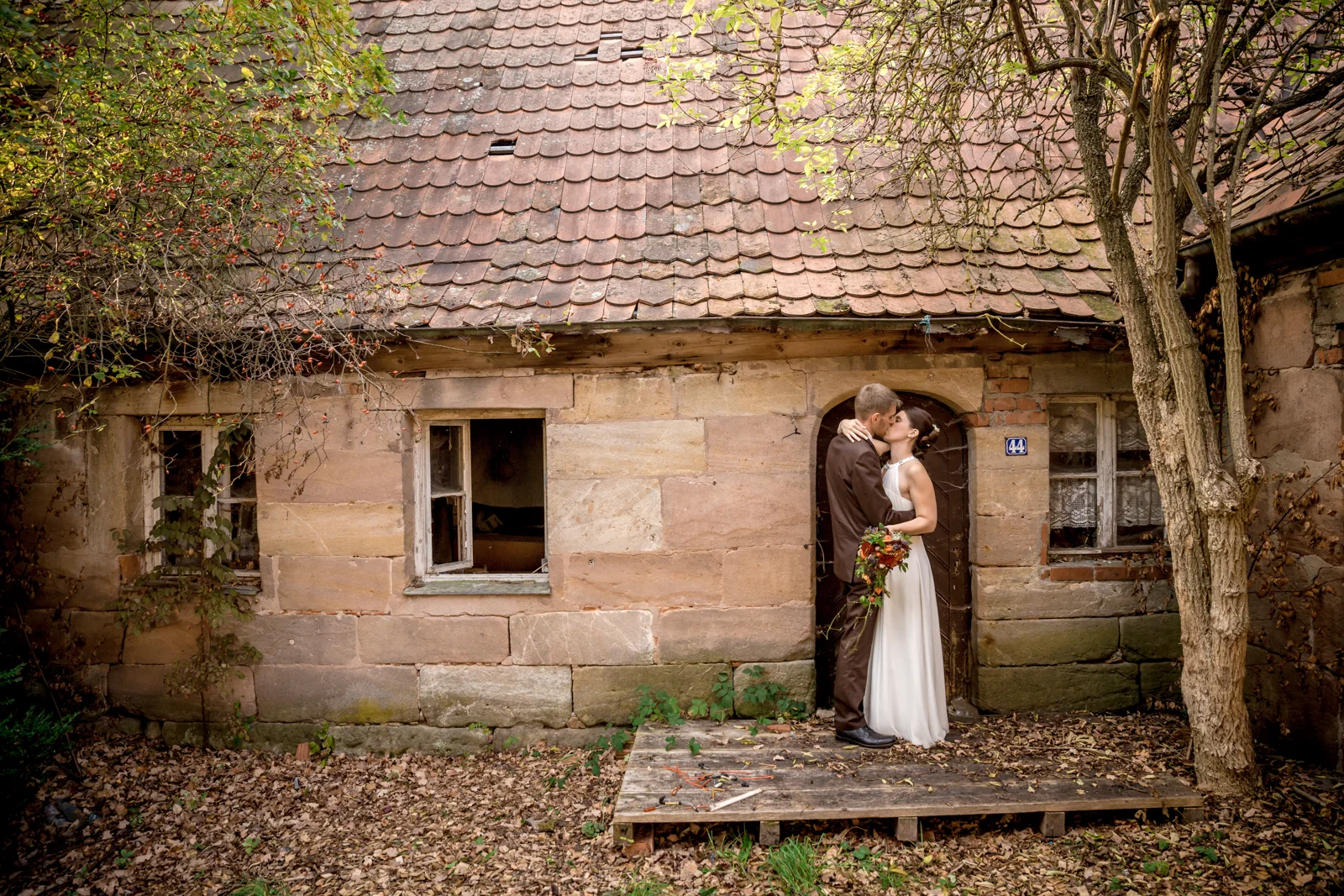 Zu zweit vor der alten Fassade – Hochzeit von Daniel und Katharina in Emskirchen – Schloss Brunn