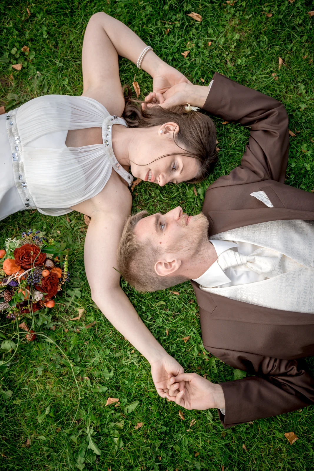 Kopf an Kopf im grünen Gras – Hochzeit von Daniel und Katharina in Emskirchen – Schloss Brunn
