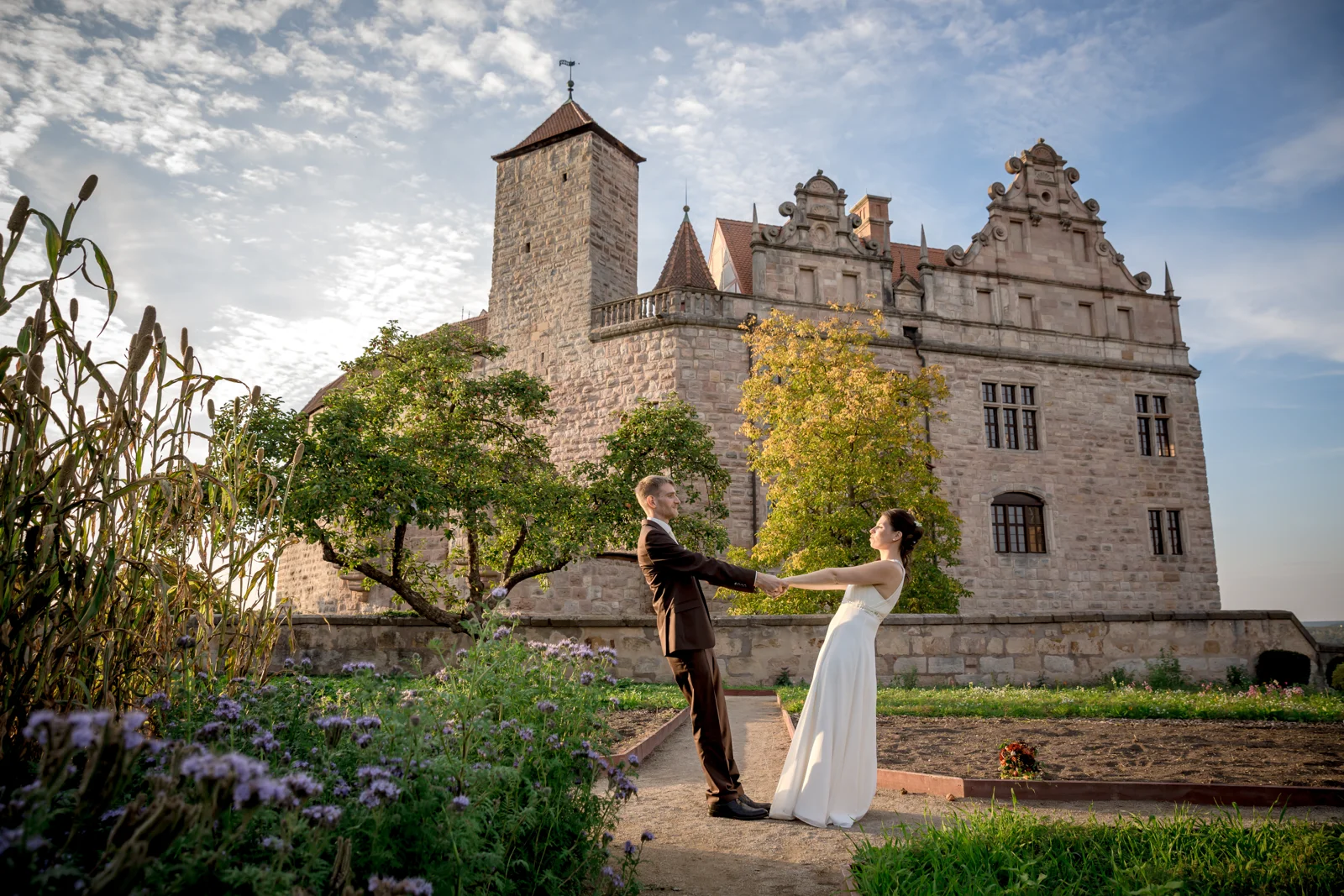 Hand in Hand vor dem Schloss – Hochzeit von Daniel und Katharina in Emskirchen – Schloss Brunn