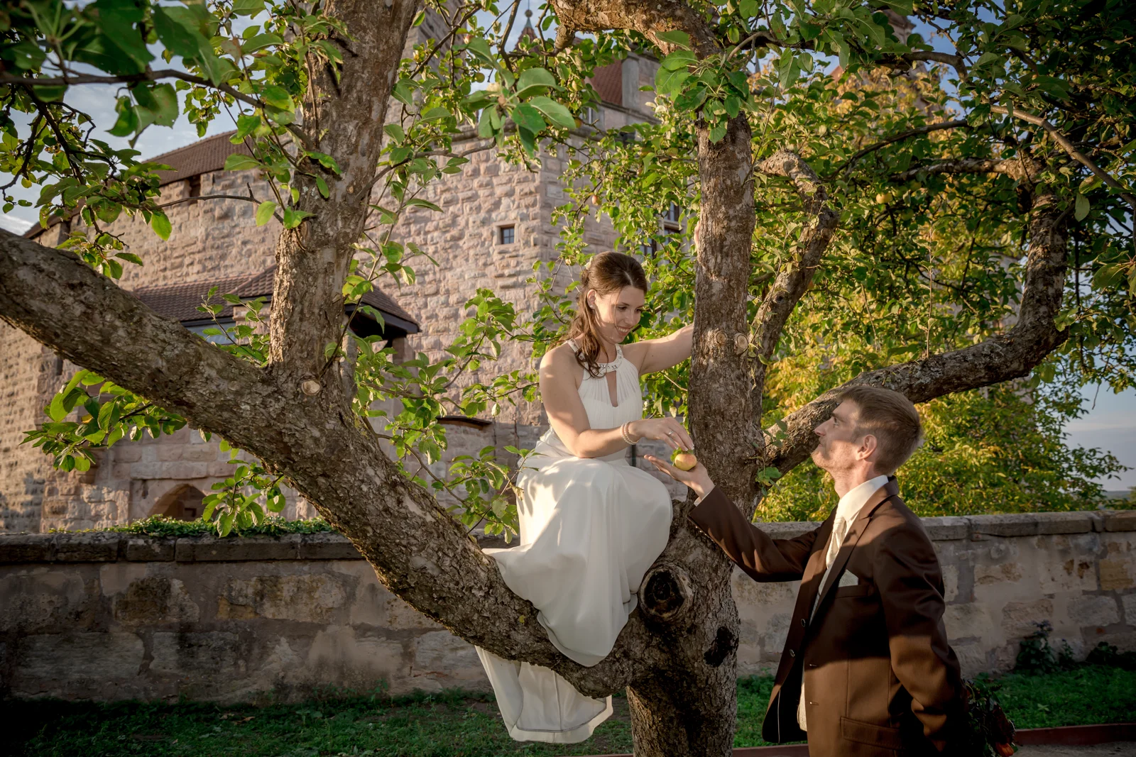 Katharina auf dem Baum – Hochzeit von Daniel und Katharina in Emskirchen – Schloss Brunn