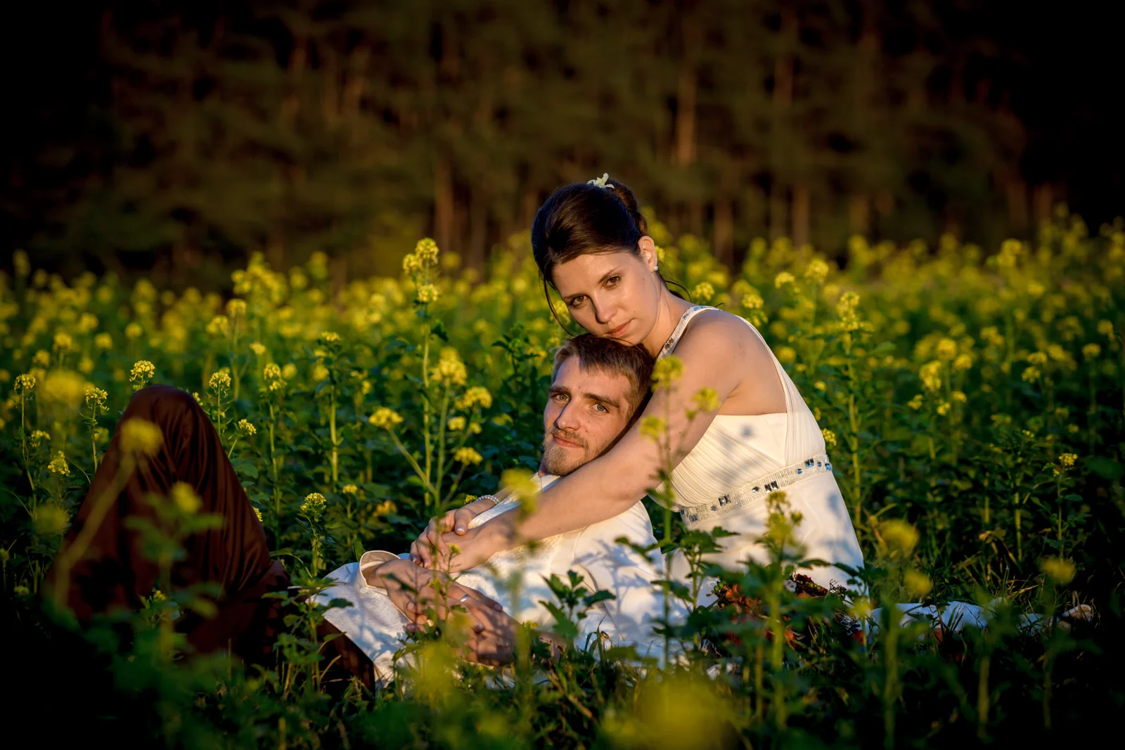 Ein ruhiger Moment zu zweit im Blumenmeer – Hochzeit von Daniel und Katharina in Emskirchen – Schloss Brunn