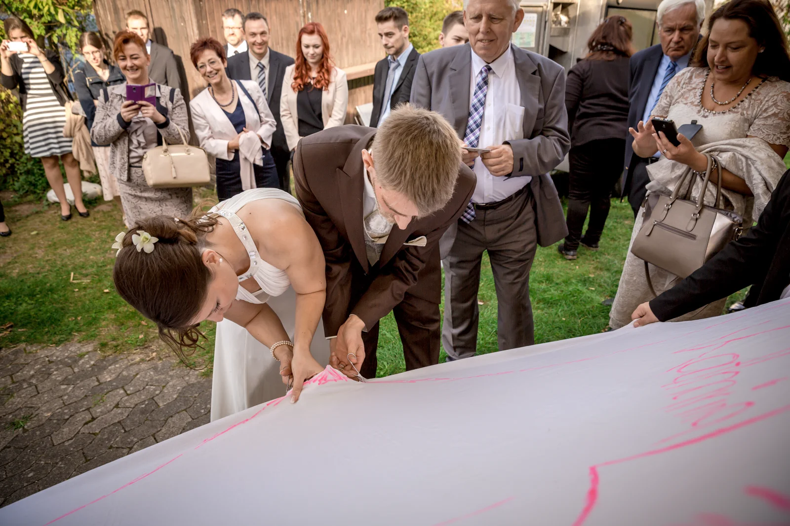 Gemeinsam das Herz ausschneiden – Hochzeit von Daniel und Katharina in Emskirchen – Schloss Brunn