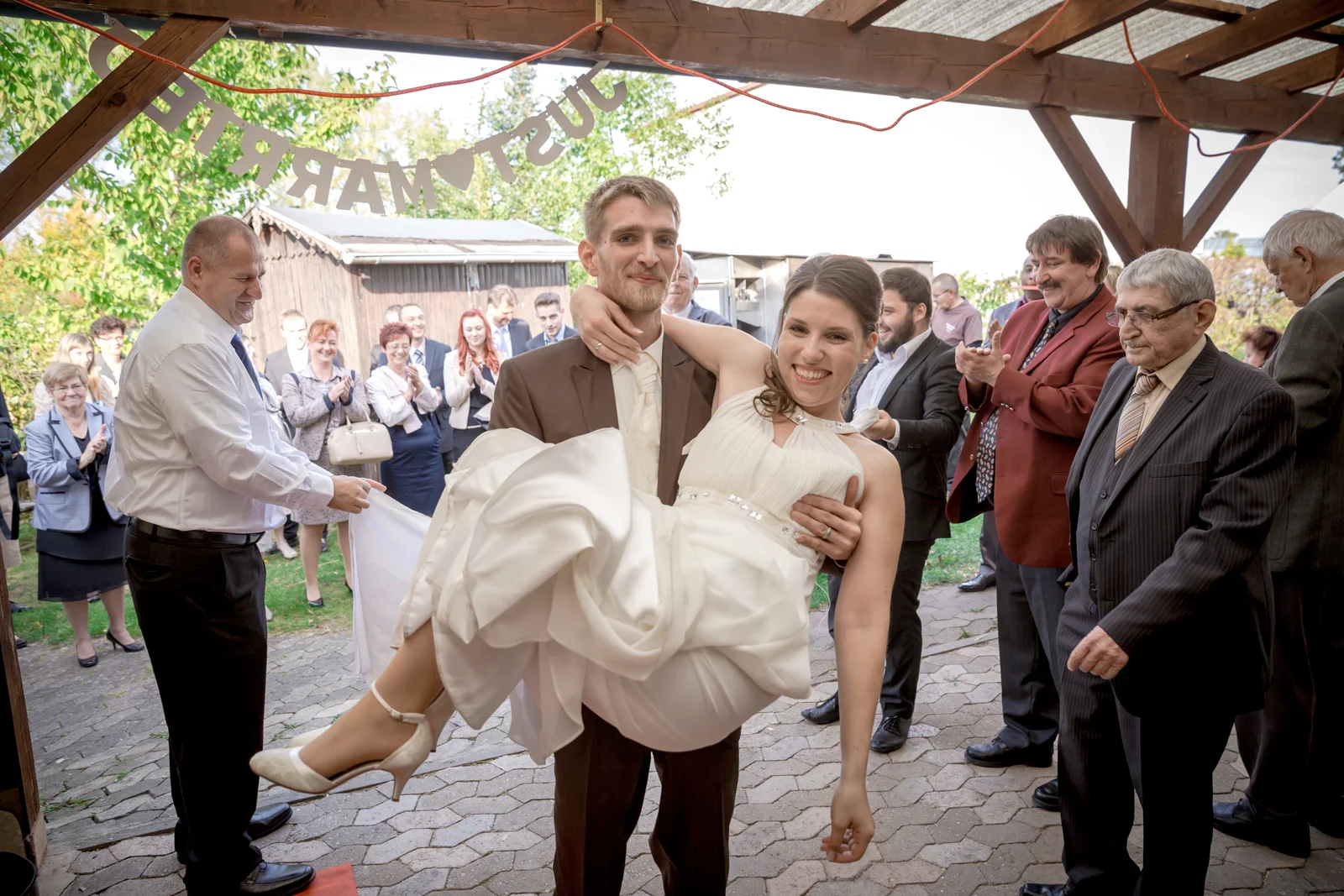 Daniel trägt Katharina durch das ausgeschnittene Herz – Hochzeit von Daniel und Katharina in Emskirchen – Schloss Brunn